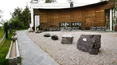 Informationsbyggnaden Vuollerim 6000 invigdes 1990, som ett resultat av de uppmärksammade utgrävningarna av stenåldersboplatsen på Älvnäset i Vuollerim. Nu ska stiftelsen som hållit i verksamheten sedan dess avvecklas.                                                                                                                             FOTO: Lennart Jönsson