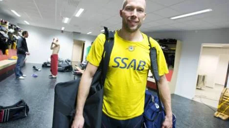 I flera säsonger har han mer eller mindre setts som expert i boxplay - en perfekt balansspelare. Men nu är dettänkt att Anders Burströms roll ska förändras. Han ska vara betydligt mer offensiv och helst göra både mål och assists. "Jag ser en bra chans att utvecklas. Defensiven kan man i sömnen, men nu ska jag framåt i banan, sägerlagkaptenen".Foto: PÄR BÄCKSTRÖM