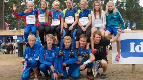 OK Renen har fått uppfarten i O-Ringen efter den fjärde etappen. Tjejerna på staketet är från vänster är: Elsa Christoffersson, Isabel Salén, Susanne Nilsson, Evelina Christoffersson, Linnea Sundström, Ida Sundström och Lisa Sundström. Främre raden från vänster: Axel Christoffersson, Filip Salén, Jakob Vikström, Fredrik Pajala, Johan Bergman.