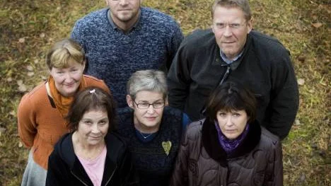 "Vi står upp för barnen" , säger de. I främre raden Elisabet Martinsson, Gudrun Målbro, Gun Hellström-Wahlberg och Gudrun Ekman. Bakom dem Lars Löfgren och Bertil Lundgren. FOTO: Bengt-Åke Persson