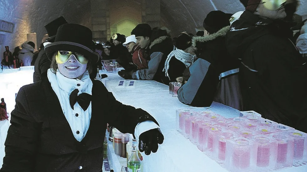 Bartendrarna var liksom gästerna försedda med attribut som ska föra tankarna till det glada 20-talet. Bakom masken döljer sig Sara Fjällborg.