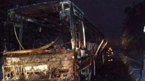 Bussen var totalt utbränd när räddningstjänsten kom till platsen.