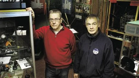 Jan Jägerfjord och Björn Lundqvist i Kamratföreningen Lappland jägare inventerar föremålen i museet Lappland jägare. Samlingen ska delas upp och flyttas till Abisko och Boden. FOTO: HANS STERNLUND