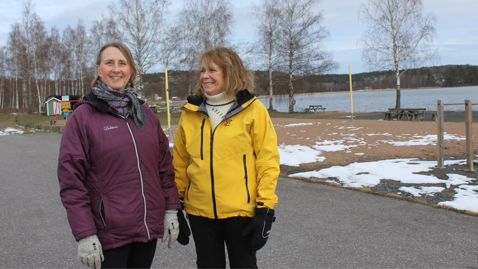 Lena Karlsson och Helena Lindhe vid badplatsen i Helgenäs, där evenemanget äger rum.