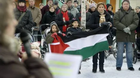 Selma, Yasmin och Amel Abueb bar den palestinska flaggan under demonstrationen mot kriget i Gaza. I vagnen bakom dem sov lillebror Josef sött.                     FOTO: Göran Ström