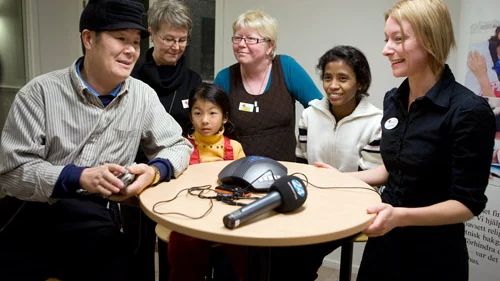 Glädjen är stor över återföreningen. Både för familjen och för de Röda kors-aktiva som gjort det hela möjligt. Bakom An Zhi Jin, Yang An och Thanet Bindu står av Ingela Hermansson och Lena Edenbrink, ideellt arbetande i Röda korsets Laif-krets. Längst till höger LenaKandelin, fyktingkonsulent i Röda korset.