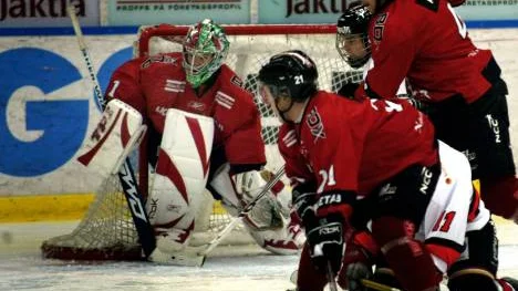 Kirunamålvakten Fredrik Alcén och hans Kiruna tog en seger på två matcher under helgens bortaturné. I och med att Asplöven också tappade poäng har serien tuffat till sig ordentligt, där flera lag är med i toppstriden.