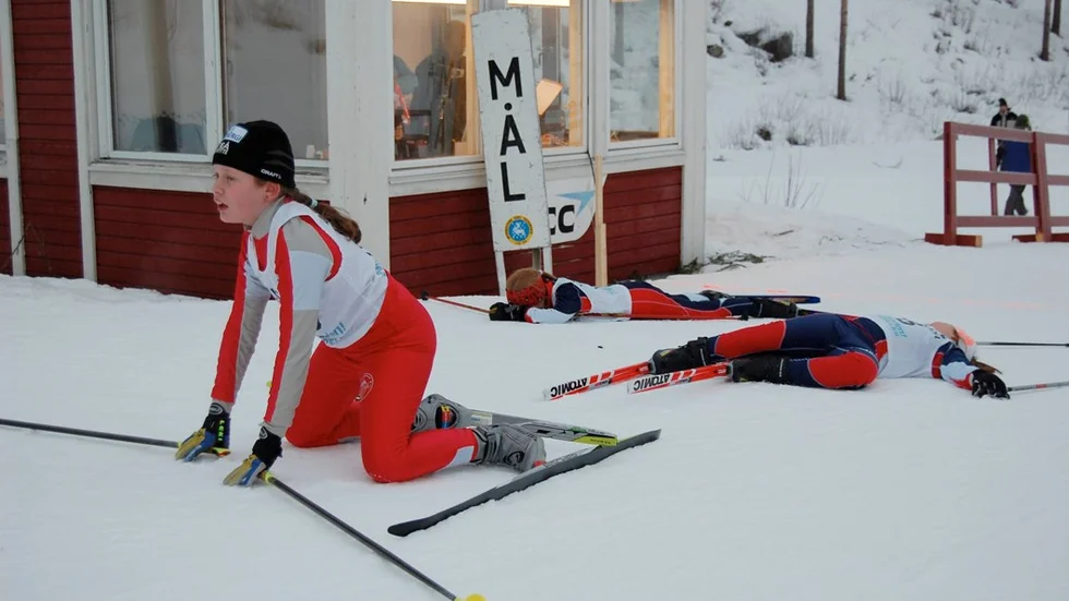 Damfall i flickor 10. Elvira Öberg knäar men verkar ha mest krafter kvar trots en rejäl spurt som förde upp henne till seger.