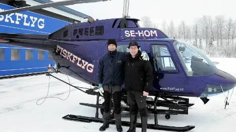 Per Grahn och Fredrik Lundkvist flög den helikopter som i fredags räddade en av de tre män som hamnat i vattnet utanför Porjus. Men de vill inte kalla sig själva för hjältar. "Vi gjorde bara en medmänsklig insats", säger de båda.FOTO: Hans L. Olofsson