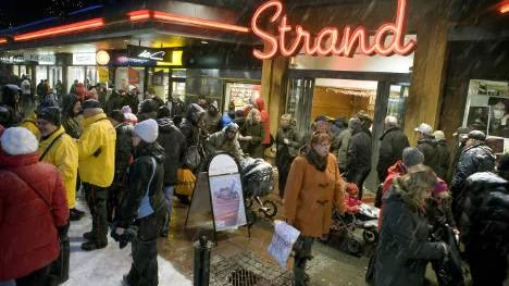 Julhandeln drar trots den ekonomiska oron. Det var trångt, trångt på Storgatan på skyltsöndagen. foto: kurt engström