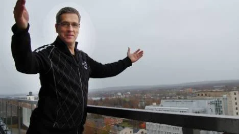 Festfixaren Kent Schmidt bjuder stora famnen till idrottsfesten i Boden.