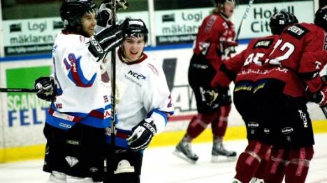 Boden fick jubla mest i Lombiahallen i Kiruna i går. Här är Jimmy Vågstedt och Jens Enlund helnöjda efter att ha gjort 2-0. Matchen slutade 4-3 till Boden som tar upp jakten på en plats i allettan.