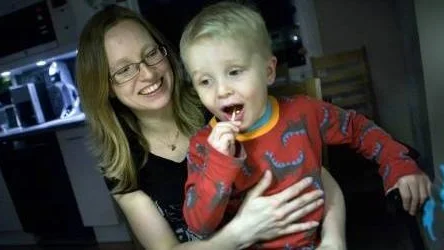"Jag är verkligen jätteglad. Det är en upprättelse", säger Linda Månsson, 32, Gammelstad (här med sonen Rasmus), som är en av de fyra kvinnorna som fick rätt mot Försäkringskassan.FOTO: Kurt Engström