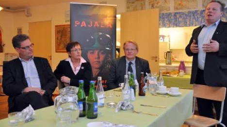 Karl-Axel Waplan är optimistisk och tror på ett positivt besked om järnväg. Vilket Karin Åström och Peter Hultqvist lovar om Socialdemokraterna får bestämma. Kommunalrådet Bengt Niska hoppas givetvis också på en järnväg.foto: k-l sundqvist