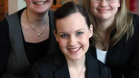 Läraren Camilla Jägstrand vid handelsprogrammet och eleverna Victoria Lundberg och Emma Nilsson, intygar att det är bra och lärorikt att starta UF-företag. FOTO: Elisabeth Hedman