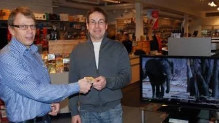 Ulf Rönnbäck, Vidars Radio & Tv, ger vinnaren Nils Gustafsson, Boden, presentcheckar för 50 000 kronor. Vinnaren i Guldruschen 2009 kan handla var han vill på trettio butiker i Boden.