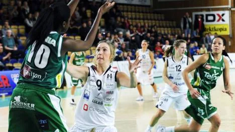 Emma Nilsson är Luleås främsta poängskytt. Idag ställs hon mot sitt gamla lag Mark i Borås. Här spelar hon mot Telge hemma i Pontushallen.foto: kurt engström