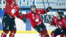 Dan Eriksson, till vänster, har gjort 4-2 i en tom Piteåbur och säkrat tre premiärpoäng för Kiruna IF. Andreas Nyberg brister ut i jubel. Kiruna vände matchen i den sista perioden.