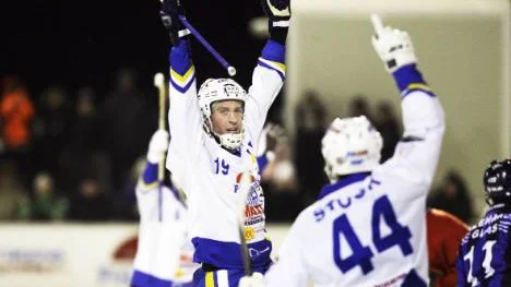Antti Ekman har gjort nio mål på de två senaste matcherna. Här jublar han tillsammans med Peter Stock. foto: