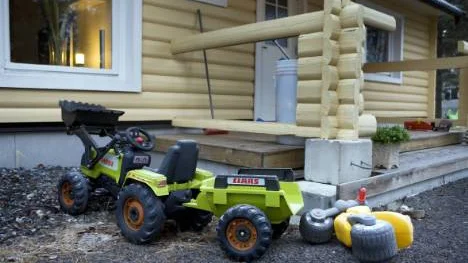 Mannen misstänks ha torterat sambon och hennes fyraårige son. Sedan mannen greps för en dryg månad sedan står huset tomt. Trots det lyser det i fönstren.FOTO: Pär Bäckström
