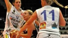 Uppäten. Anna-Lisa Vestin - och resten av Luleå Basket -  hade inte mycket att sätta emot Solnas stora spelare under korgarna. Foto: Mikael Grip