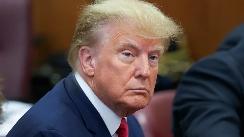 Förre presidenten Donald Trump i rättssalen.