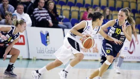 Sedan Luleå Basket fick sin nyckelspelare Stina Nilsson skadad har Luleå Basket haft svårt att vinna. Coach Dennis Pihl har flera gånger tänkt tanken på att Nilsson ska ersättas, men säger att det är en styrelsefråga. Foto: PÄR BÄCKSTRÖM