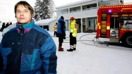 Grannarna samlades utanför hyreshuset där elden ägt rum. En av dem var Gunnar Lundström som även hjälpte till att bära när lägenheten på nedervåningen måste  evakueras.  FOTO: MARIA ENGSTRÖM-ANDERSSON
