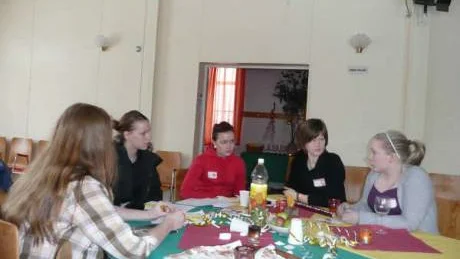 Inspirationsdag med grupparbete. Sofi Larsson, Sara Björklund, Amanda Åkerlund, Sanna Lundgren och Annina Joona diskuterar  idéer om hur landsbygden ska kunna utvecklas.        Foto: Emma Nordström