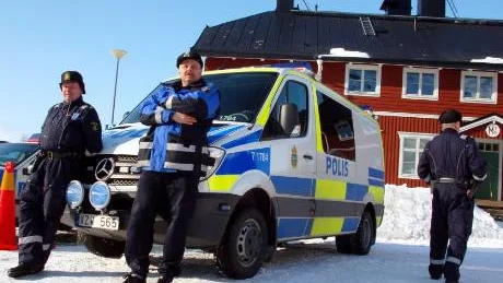 Ett stort antal uniformerade poliser och civilklädda säkerhetsmän bevakade mötet. De kunder ta det relativt lugnt i solskenet. FOTO: Inger Wanhatalo