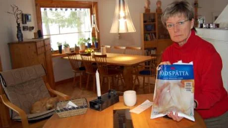 Rödspätta ska vara en delikatess. "Av de här fileérna hade jag inte kunnat laga en riktigt brakmiddag eftersom en del av fisken var något helt annat. Vad för plattfisk det rör sig om har jag ingen aning om", säger Elisabet Stenberg i Sävast.                                                                                                               FOTO: LENA LEFFLER