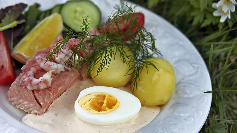 Inkokt lax är perfekt bjudmat. Fisk, sås och tillbehör serveras kalla och kan förbereds i god tid. Allt som återstår är att koka potatis.  Foto: Dan Strandqvist
