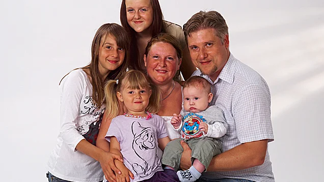 Joanna och Johan Lindgren fick den 7/4 sonen Erik. Längd 53 cm, vikt 4 360 g. Storasystrarna heter Emilia 14 år, Vivianne 10 år, Viktoria 4 år.Foto: Studio Liverpool & Dacke.