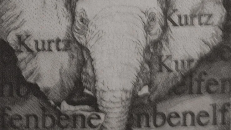 "Ur Marlows dagbok II" utgår från Jospeh Conrads bok "mörkrets hjärta" och är snyggt frammejslad med Afrikasymboler, båtvrak och texter om elfenbensjakt, Marlow och Kurtz galenskap.