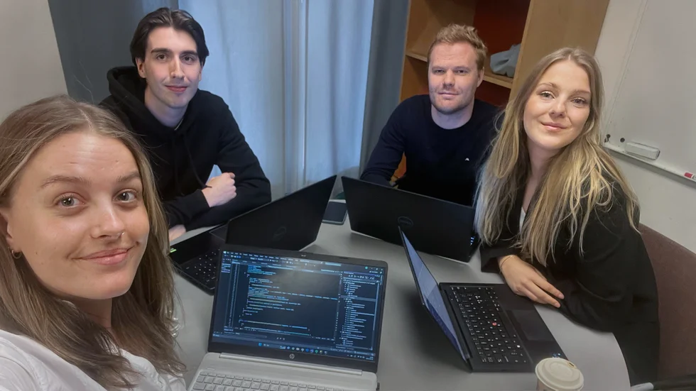 De fyra studenterna är Lovisa Nittler från Sala, Morgan Aronsson från Malmö, Jakob Wadmark från Stockholm och Matilda Forsell från Falun.
