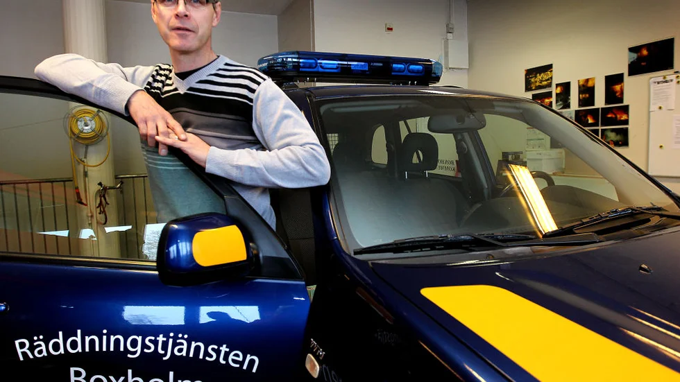 Hans-Gunnar Ekengren är veteranen bland Boxholms deltidsbrandmän. Sjukvårdsbilen är startklar för första larmet.