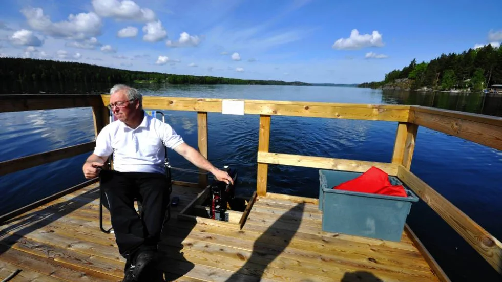 På en flotte som drivs av en mindre aktersnurra, kan man bekanta sig med sjön Yxningen som ligger i både Åtvidabergs och Valdemarsviks kommun.