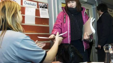 Lina Landin överräcker sin ansökan till Jessica Eliasson från företaget Norrlands Miljövård.