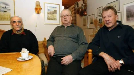 I 45 år har Karl-Gustav Hedlund, Kurt Nilsson och Stig Jakobsson jagat på sin gamla arbetsgivare Sveaskogs marker. Nu befarar de att det kan vara slut med det.FOTO: MARIA ENGSTRÖM-ANDERSSON
