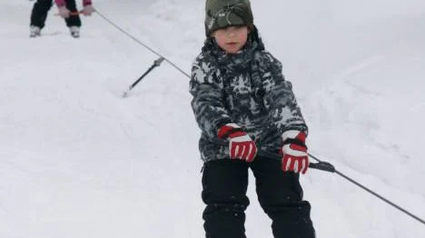 Sexårige Elias Orre åkte slalom för första gången i går. Han fixade Tossa-backens lilla lift galant. "Det är lätt", säger den nyblivne slalomåkaren. FOTO: linda danhall