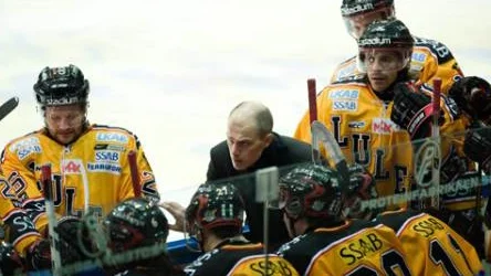GÖTEBORG 20090226 Luleåtränaren Roger Kyrö försöker få igång sitt lag under kvartsfinal 4 av 7 i SM-slutspelet i ishockey mellan Fröludna Indians och Luleå HF på Scandinavium i Göteborg på onsdagen.
Foto Björn Larsson Rosvall / SCANPIX / Kod 9200