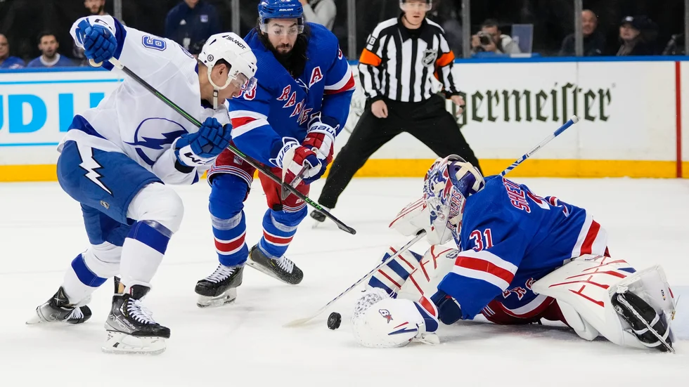 Mika Zibanejad stoppar Ross Colton i den första perioden.