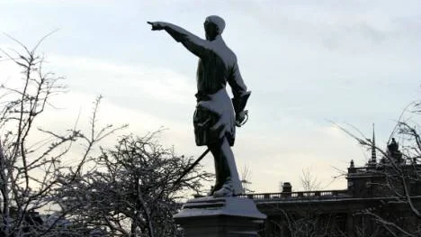 Karl XII i vinsterskrud i Kungsträdgården. foto: henrik Montgomery