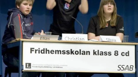 Elias Ruth, Christian Postolovski och Olivia Åman jublar över segern i teknikåttans regionfinal.
