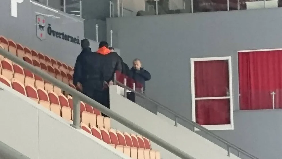 Fast. Här griper polisen de misstänkta rånarna.
