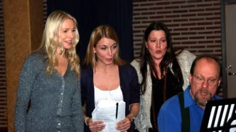 "Krigsoperans" tre sopraner Lisbeth Sandberg, Carina Henriksson och Ann-Sofie Ailovuo tar del av Kaj Chydenius musik.