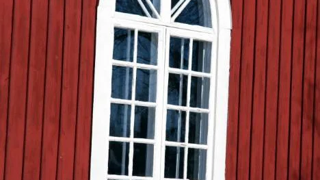 Annorlunda fönster som är ett smycke för fasaden - här behövs inga gardiner.
