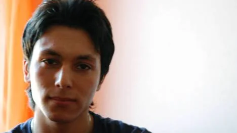 Från det att Mustafa Sultani var tio år till han var 15 år bodde och jobbade han på en klädfabrik i Teheran.