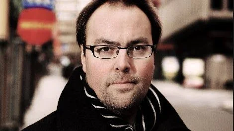 Författaren Victor Estby skriver dagsverser på sidan 2 i NSD.