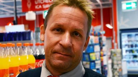Stefan Olsson, ägare av Ica kvantum i Kiruna, förklarar att norrmännen inte bara köper coca-cola och fläsk nu mer. Juicer och glutenfritt är också populärt.